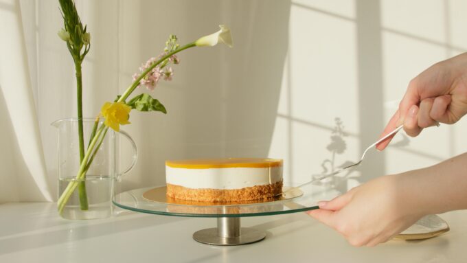 cake on stand